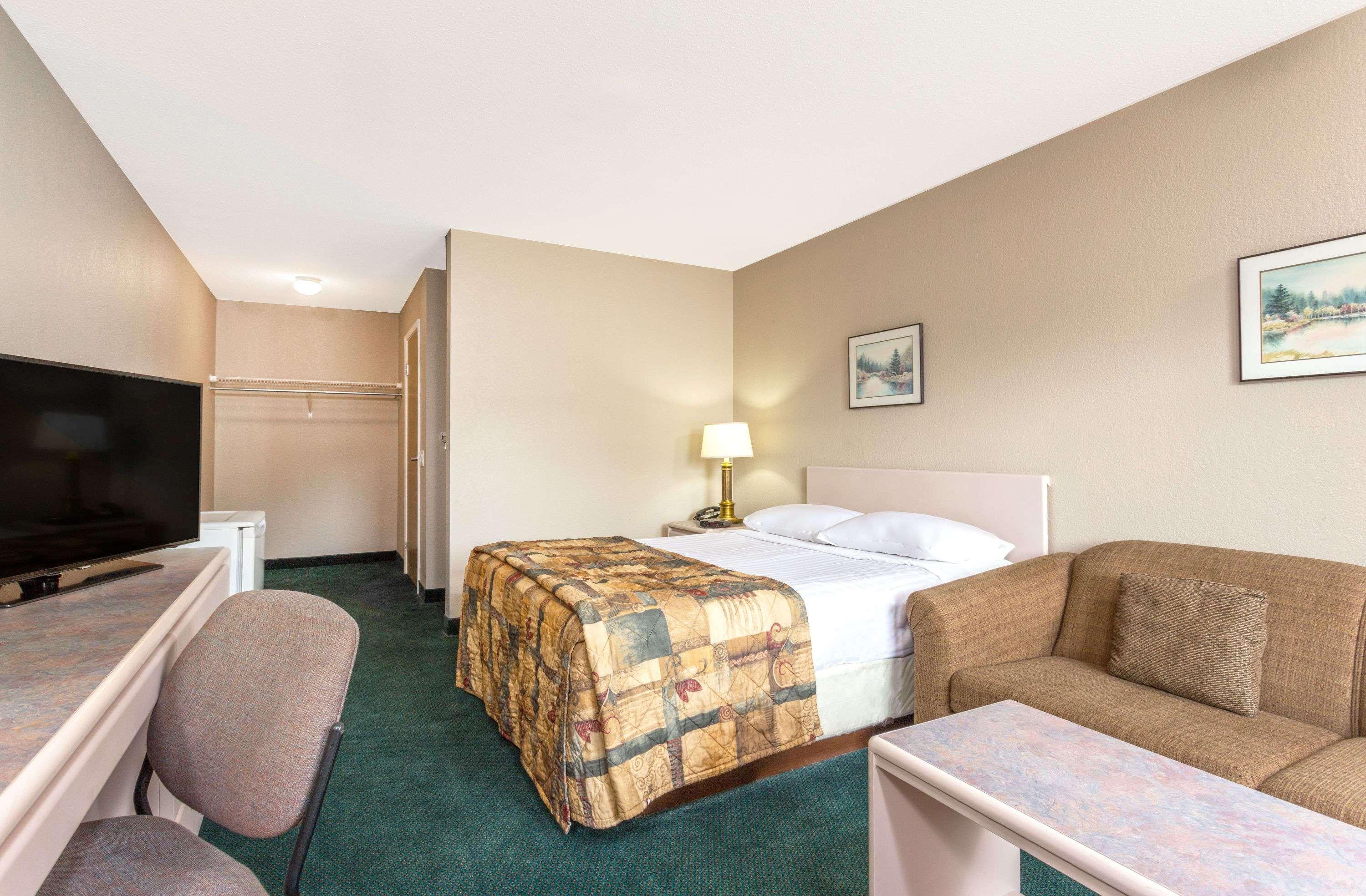 Super 8 By Wyndham Golden Hotel Exterior photo