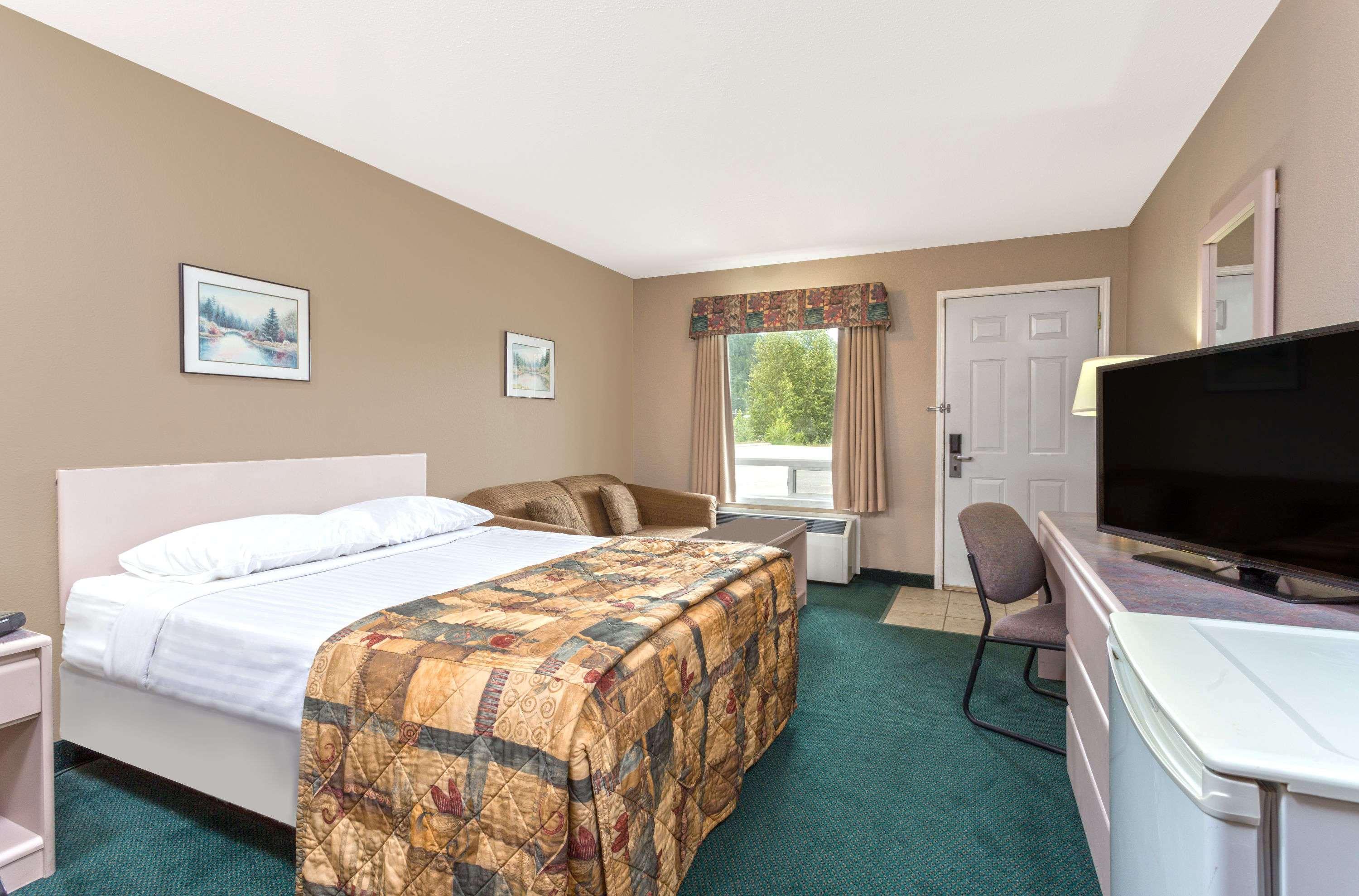Super 8 By Wyndham Golden Hotel Exterior photo