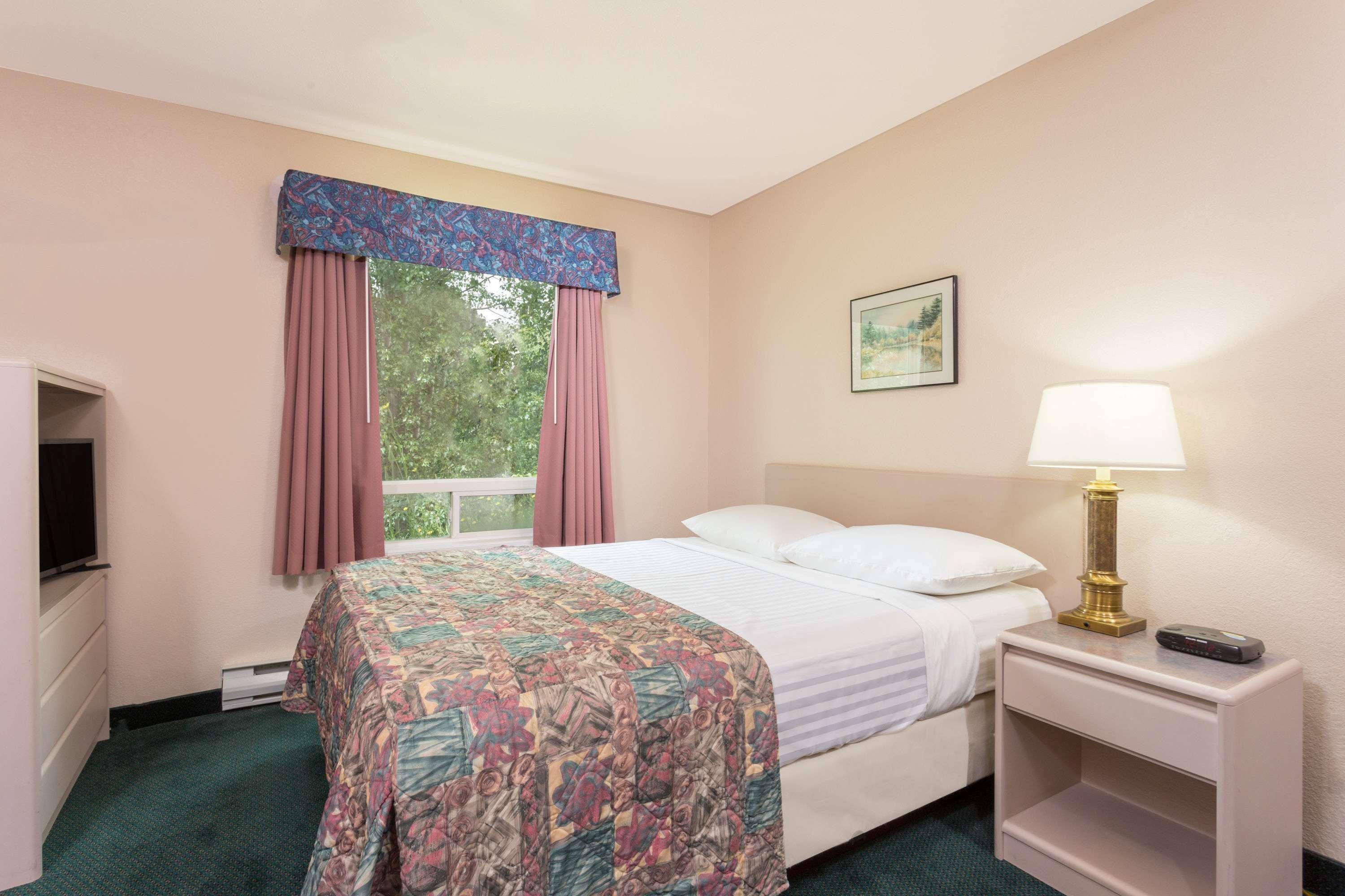 Super 8 By Wyndham Golden Hotel Exterior photo