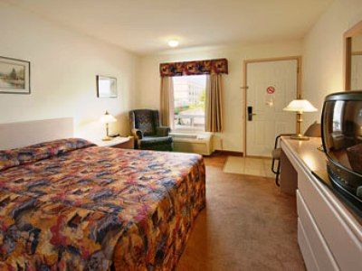 Super 8 By Wyndham Golden Hotel Room photo