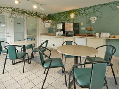 Super 8 By Wyndham Golden Hotel Restaurant photo