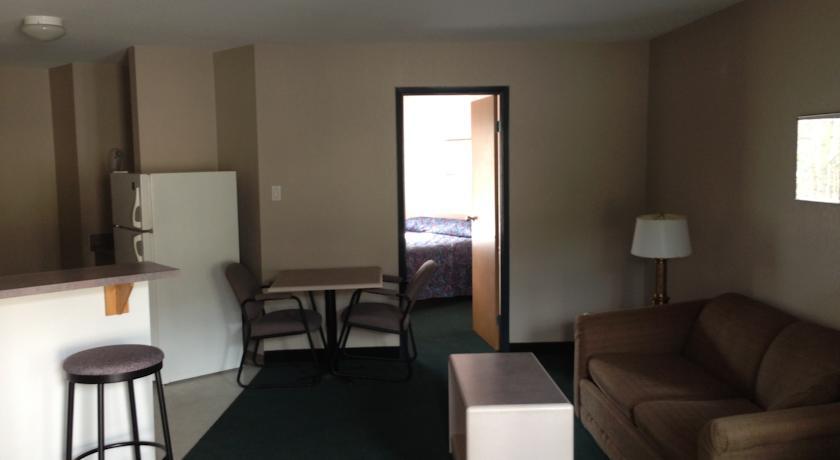 Super 8 By Wyndham Golden Hotel Room photo
